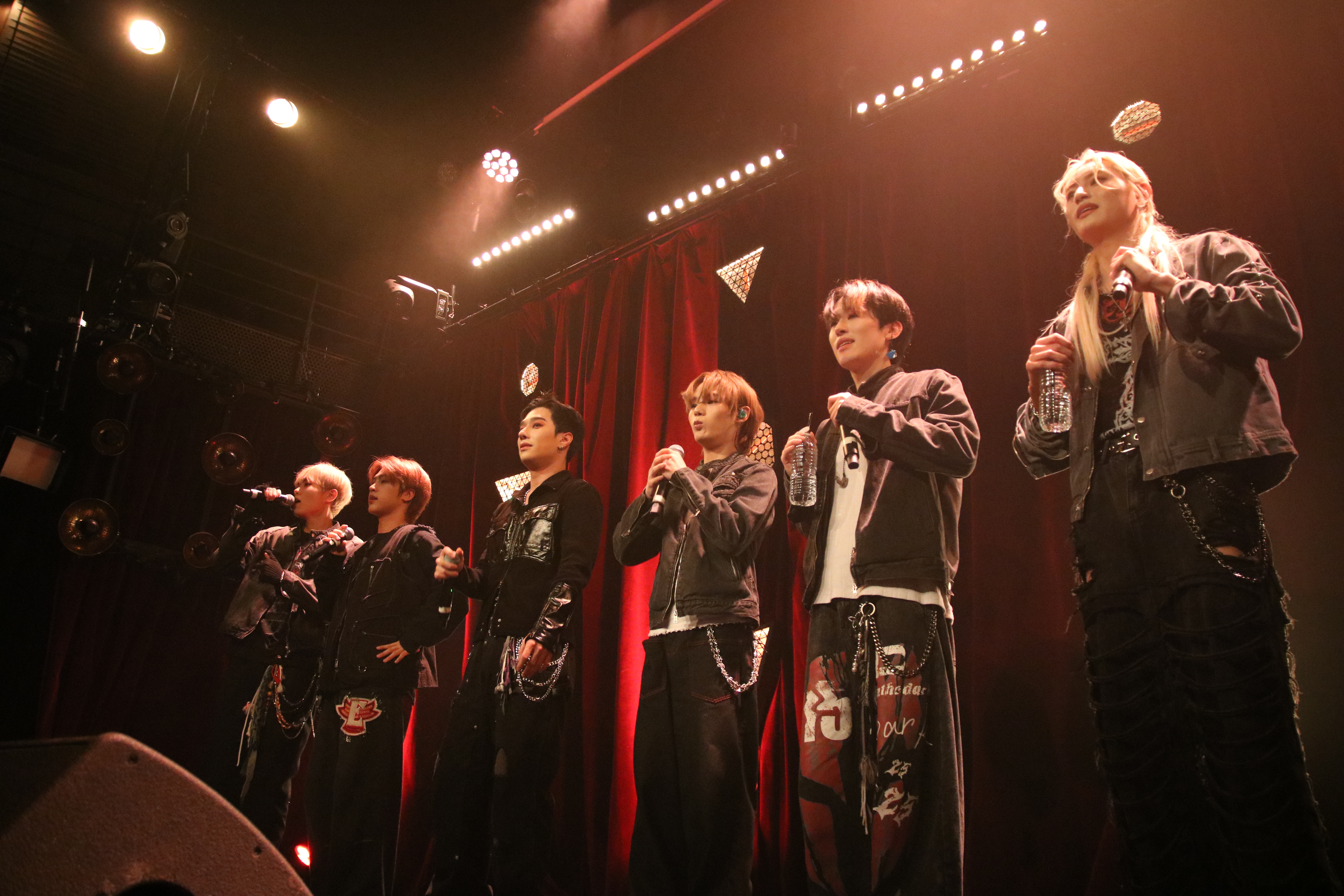 NCHIVE a séduit le public français lors de leur concert riche en interactions